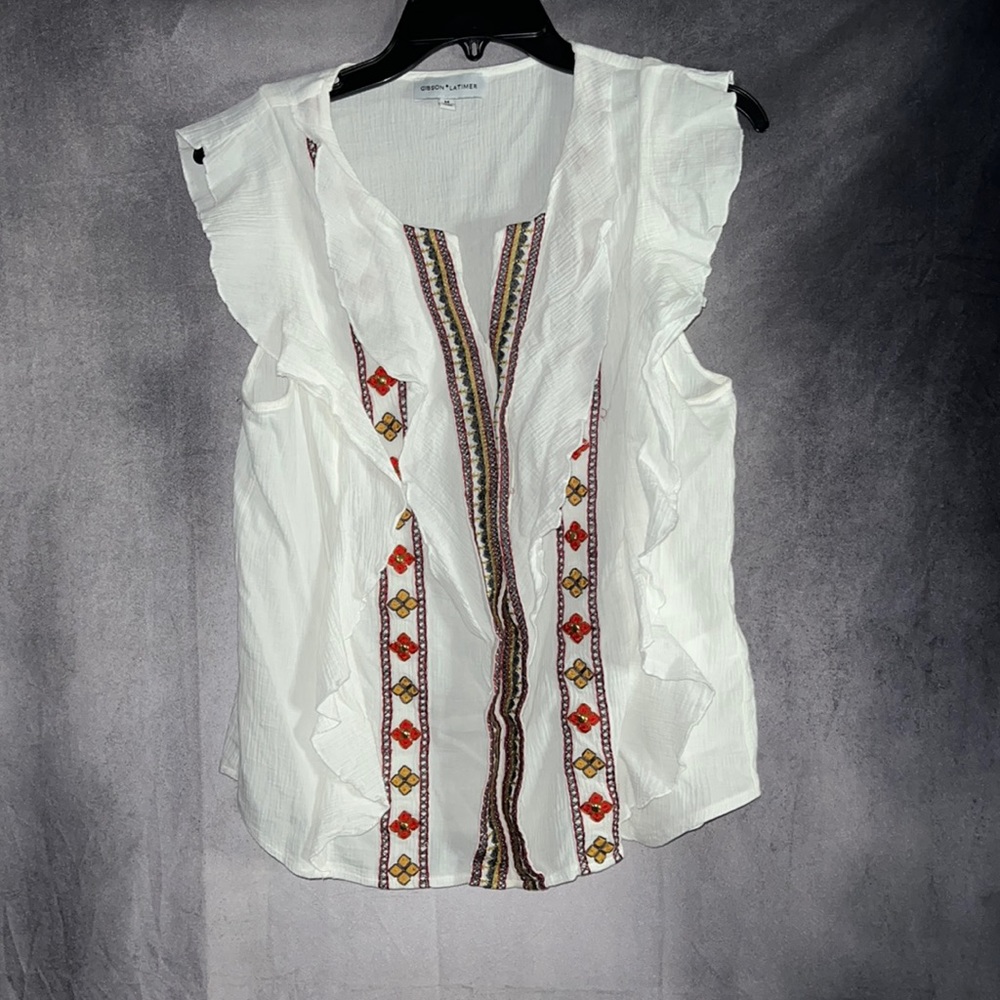 Cute top with embroidery